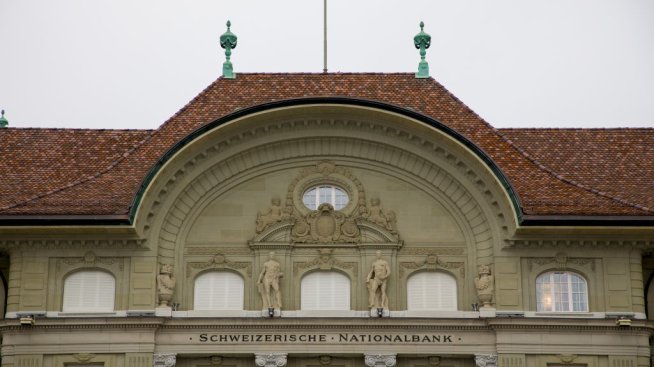 Швейцарската централна банка изненада с първо намаляване на лихвите
