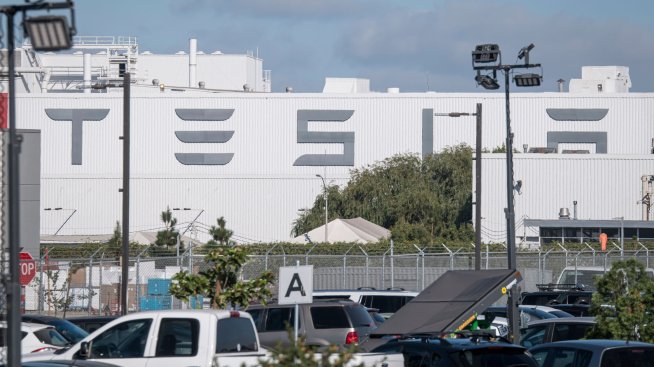 Инженери от завода в Шанхай ще помагат на Tesla да увеличи капацитета във Фримонт