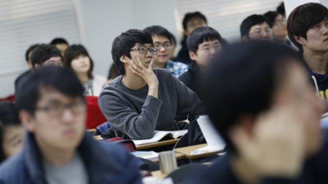 Графика на деня: За какво харчат парите си домакинствата в различните страни?