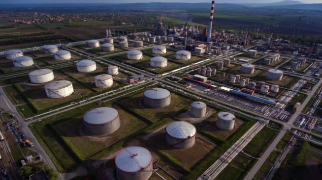 Петролът поевтинява за трета поред сесия в очакване на данни за запасите в САЩ*