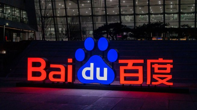 Baidu съди Apple и разработчици за фалшиви приложения за Ernie bot