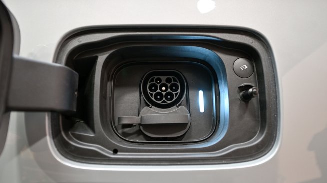 Покачването на цените на батериите спъва разработките на достъпни електромобили