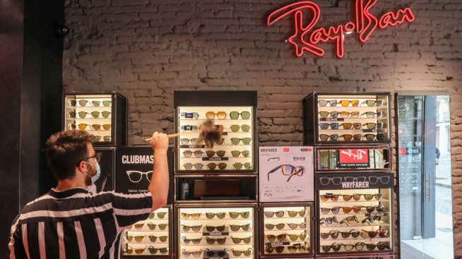 Продажбите на производителя на Ray-Ban растат с възстановяването на Азия