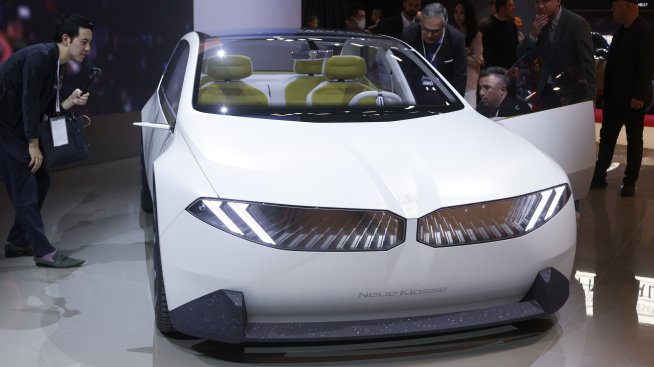 BMW продължава да трупа преднина при луксозните електромобили