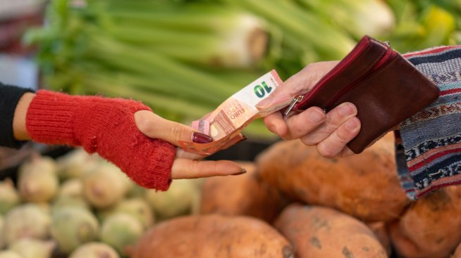 ЕС прави малки крачки в трудната битка да убеди гражданите да инвестират спестяванията си