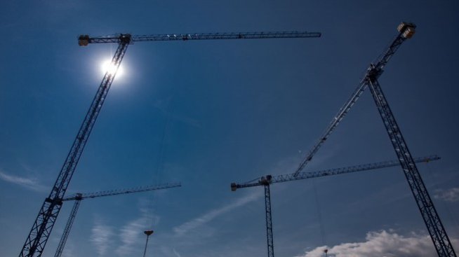 Дефицитът на готови жилища ли държи цените високи?