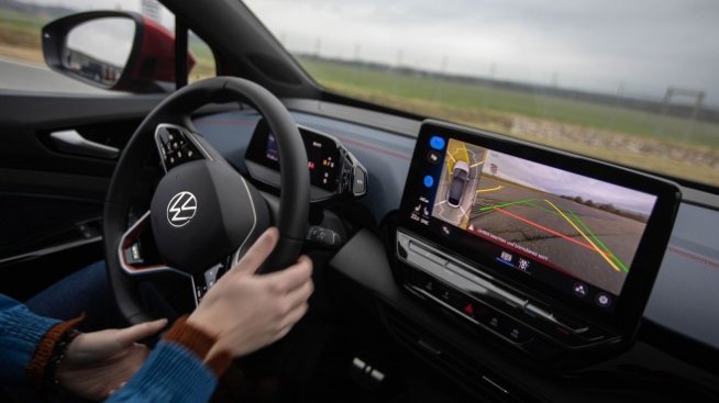 ЕИБ: Преобладаващата част от българите биха купили хибридна или електрическа кола