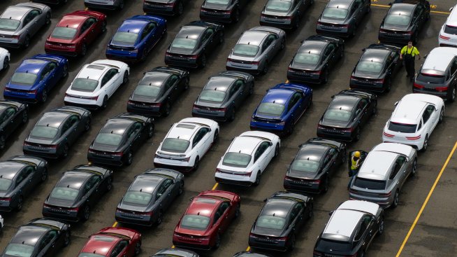 Автомобилни компании спират заводи и повишават цените заради митата на САЩ