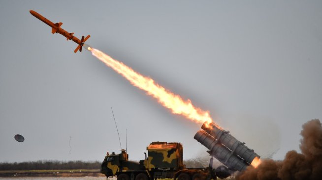 Втора нощ със силни взривове в Крим, дронове атакуваха пристанището в Новоросийск