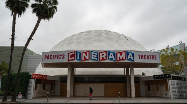 Кината в САЩ замират - и в малките градове, и в Холивуд