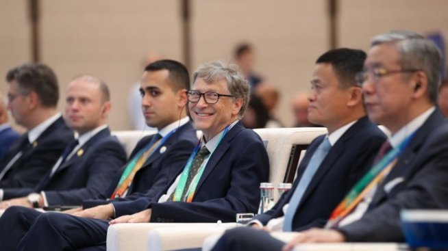 Бил Гейтс си върна короната на най-богатия човек в света