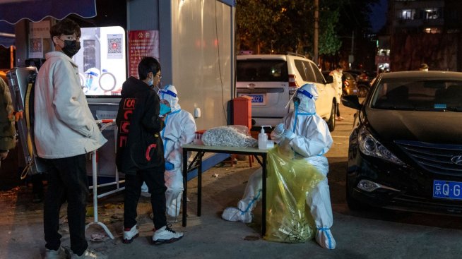 Случаите на COVID в Китай достигнаха рекорд и икономическите перспективи се влошават