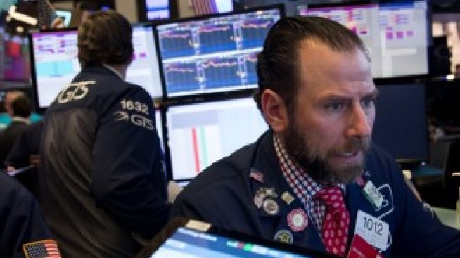 Dow Jones изтри 900 пункта в петък, но все пак записа седмичен ръст