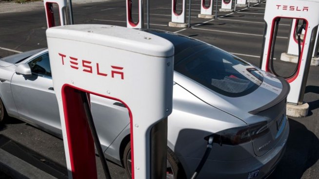 Tesla влиза в клуб &bdquo;1 трилион долара&ldquo; като члена с най-ниски приходи