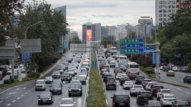 Продажбите на нови автомобили в Китай се свиват за втори пореден месец през ноември
