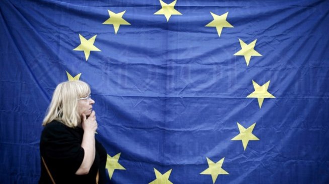 Излишъкът по текущата сметка на еврозоната се сви през февруари