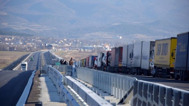 Евродепутати искат наказателна процедура срещу Гърция заради блокираната граница