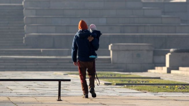 Бащите ще получат 2 месеца платен отпуск за отглеждане на дете до 8 години