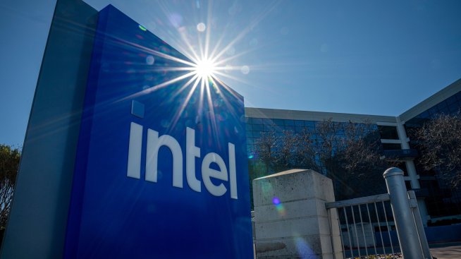 Intel даде смела прогноза след първите сигнали за възстановяване на пазара на компютри