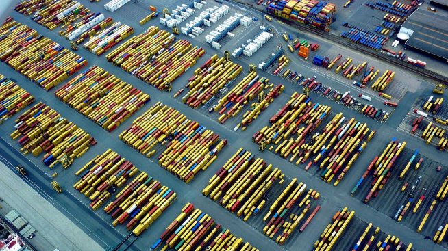 Красен Станчев: Търговският хаос няма да реиндустриализира САЩ, но може да облекчи дълга