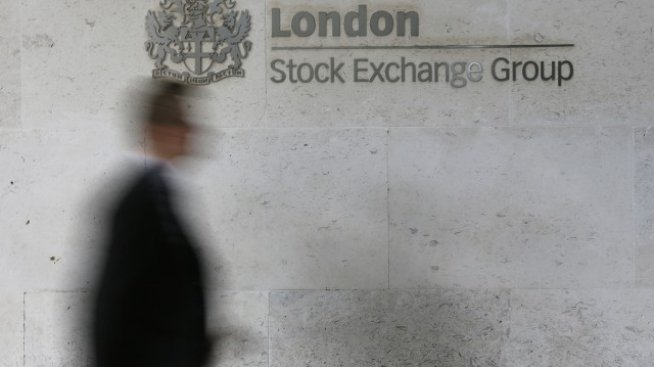 Лондонският индекс FTSE 100 спадна с 10% от върха, достигнат през април