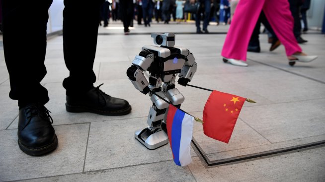 С малко помощ отвън авторитарната ос ще се разпадне преди либералната