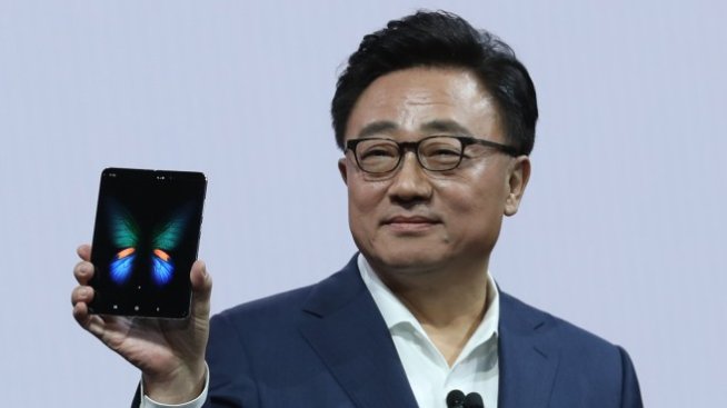 Samsung пуска сгъваемия си смартфон от септември