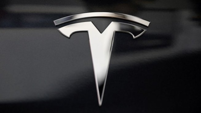 Tesla разследва видеото с експлозията на нейна кола в Шанхай 