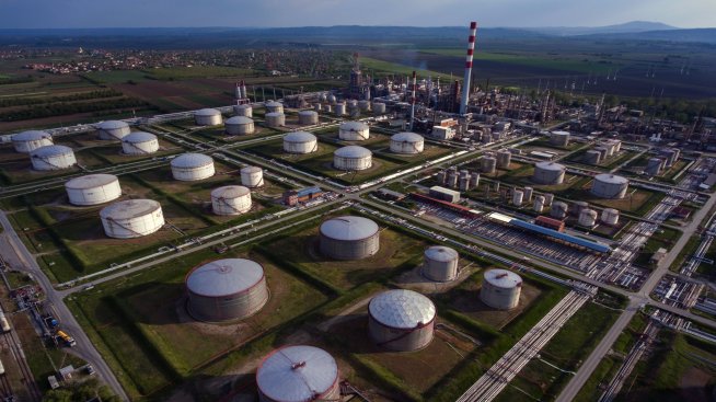 Петролните пазари остават стабилни, докато наблюдават развитието в Червено море*