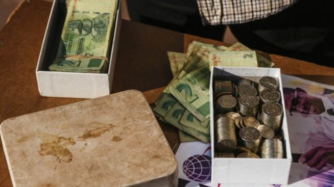 Зимбабве се отказа от доларизацията. Засега 