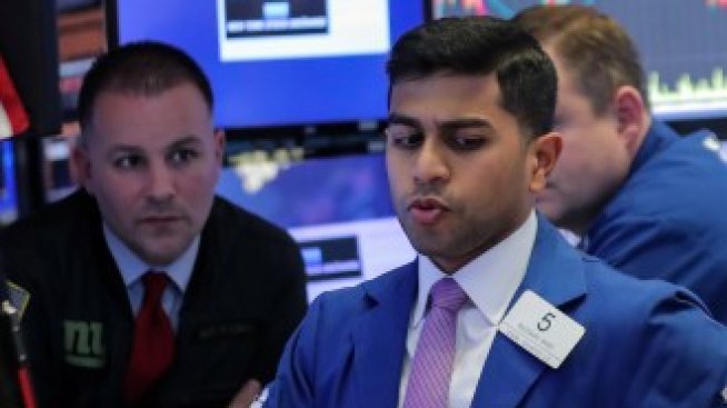 Dow Jones се раздели с 464 пункта и достигна 14-месечно дъно
