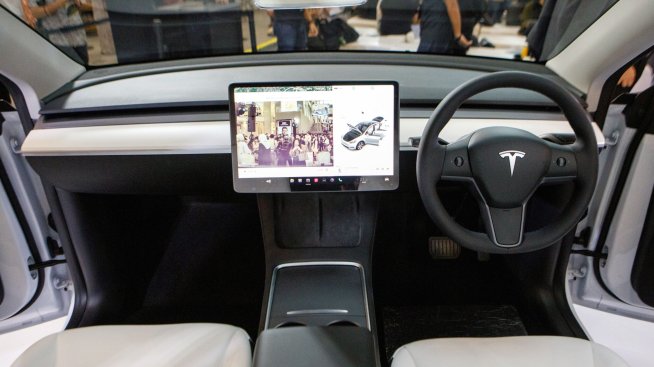 Пътят към автономните коли на Tesla се разминава с този на зарядните ѝ станции 