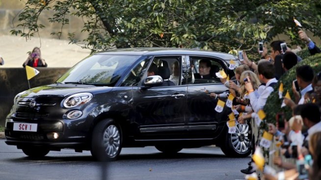 Fiat, използван от папа Франциск, се предлага на търг