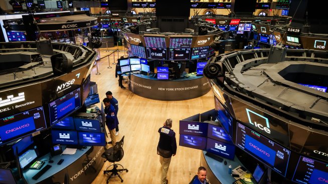 Подновената несигурност около митата потопи индексите на Wall Street