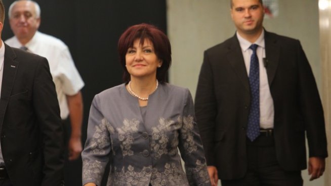 Караянчева: Най-рано след два месеца започва процедурата за новата конституция