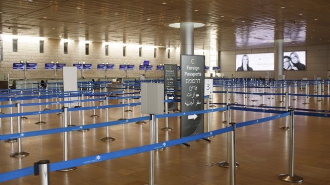 Пътуванията на българи в чужбина се сриват наполовина през март