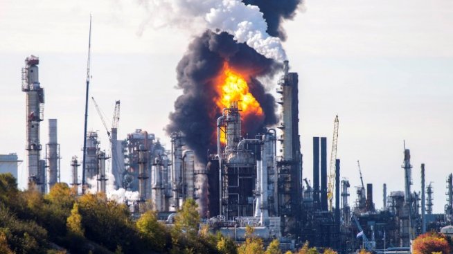 Експлозия затвори най-голямата петролна рафинерия в Канада 