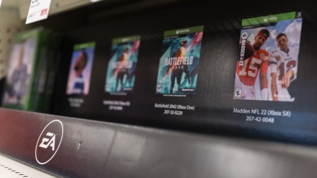 Потребителите се връщат към срещите навън, а това е лоша новина за EA