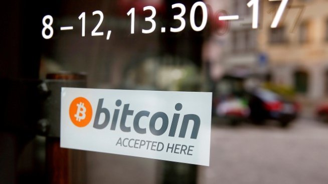 Цената на биткойна падна под 6000 долара 