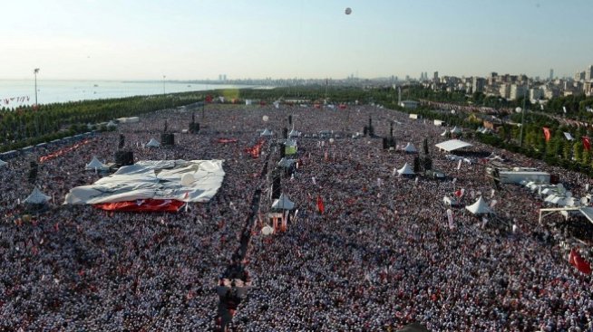 Безпрецедентният "Поход за справедливост" приключи с мащабен митинг в Истанбул