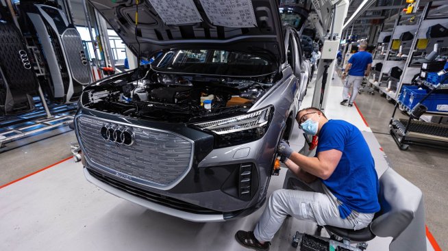 Audi намаля броя на смените в Инголщад заради недостиг на компоненти