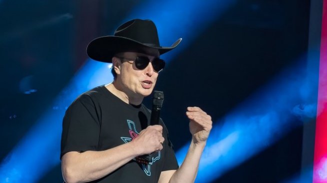 Мъск обмисля въвеждането на такси за Twitter