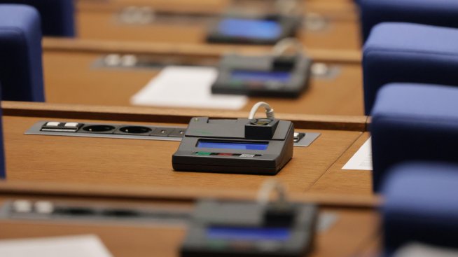 Пет са сигурните формации в следващия парламент, една е на чертата