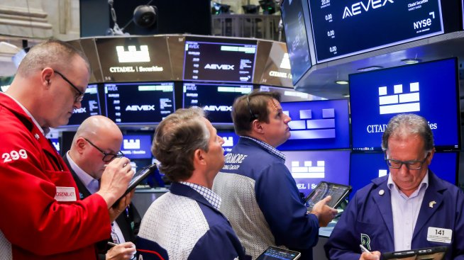 S&P 500 и Nasdaq се отдръпват от рекордните си върхове*