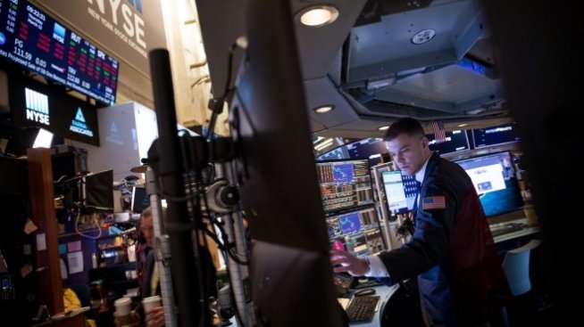 Dow загуби над 450 пункта при откриването на сесията*