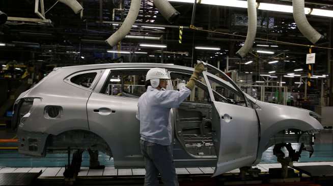 Електромобилните фабрики в Китай изостават в наемането на работници