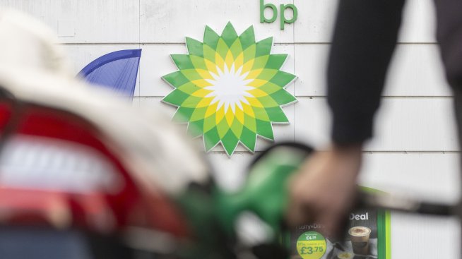 BP свива обратното изкупуване на акции заради растящия дълг и ограничения паричен поток