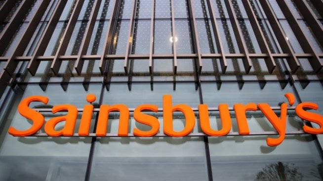 Sainsbury's продължава да се бори със спада на печалбата