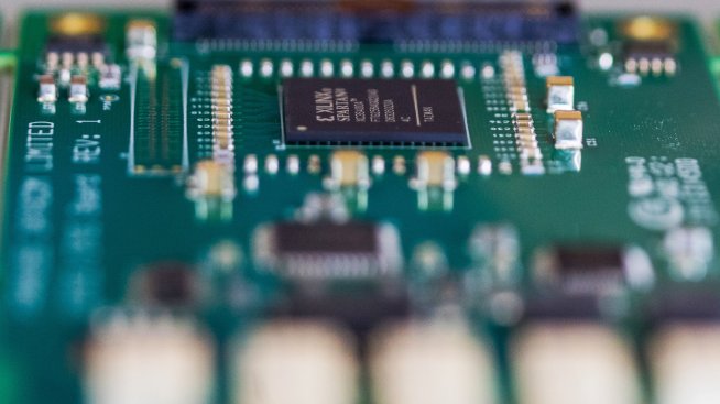 Недостигът на чипове за памет и войната в Иран свиват пазара на мобилни телефони