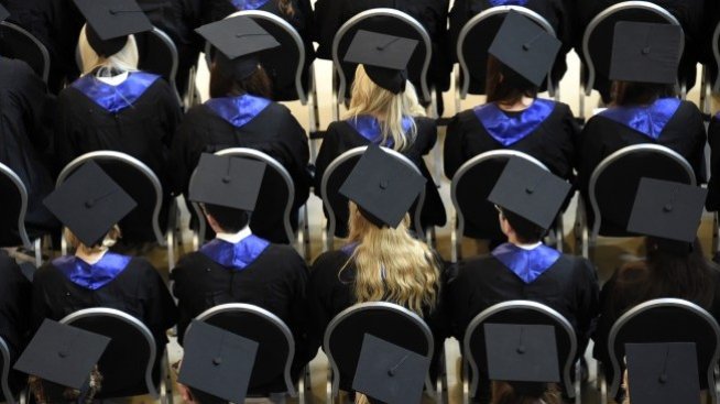 ИПИ: Подкрепа с таксите или закрепостяване на студентите